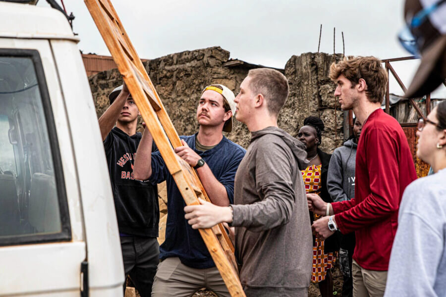 Students serving on a Baylor trip